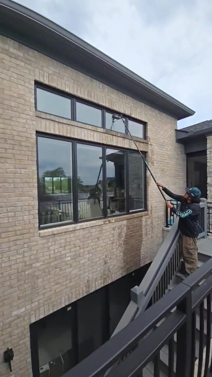 Deionized water window cleaning